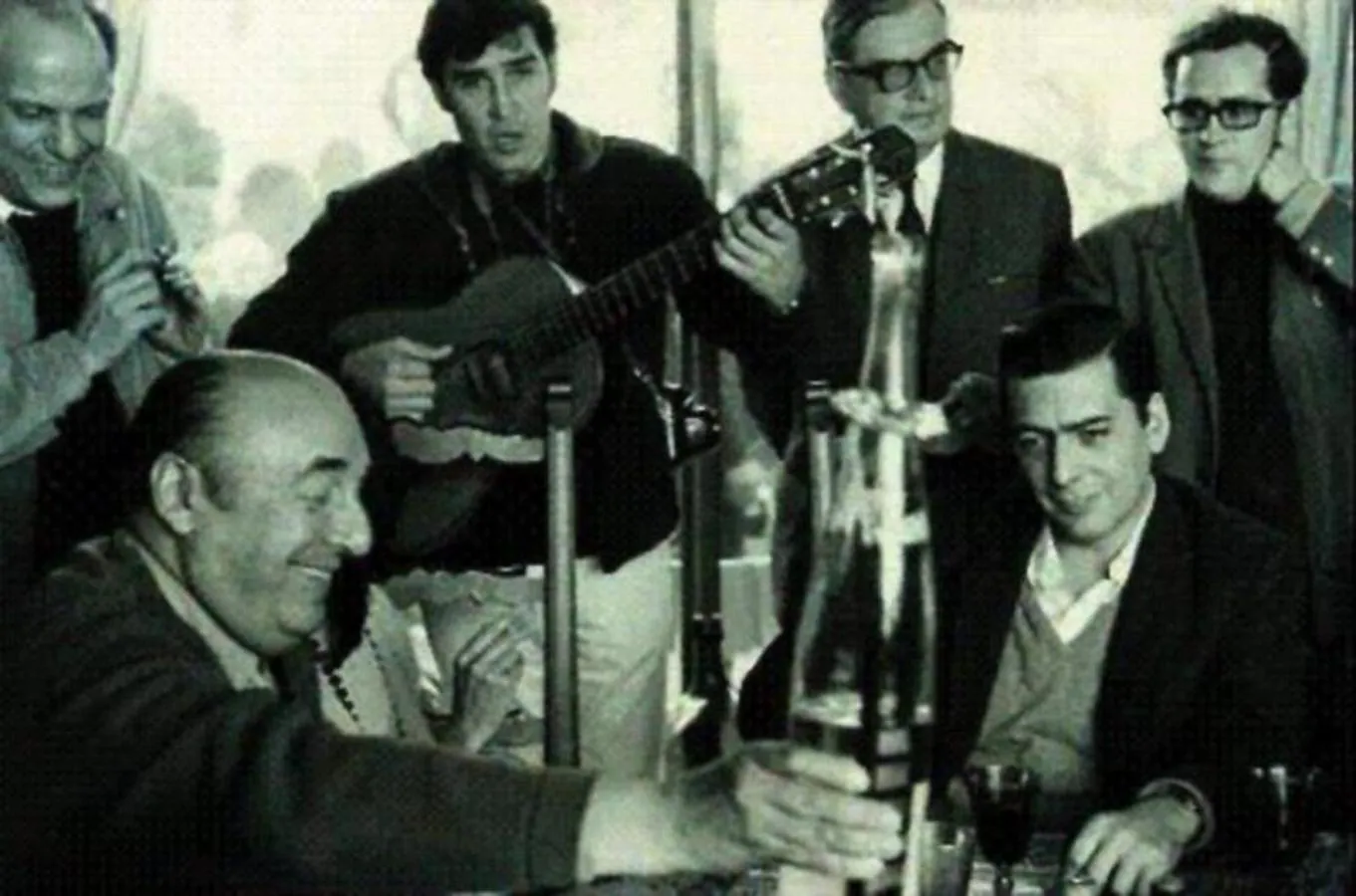 Neruda celebra la obtención del Premio Nobel junto a Vargas Llosa en Isla Negra. 