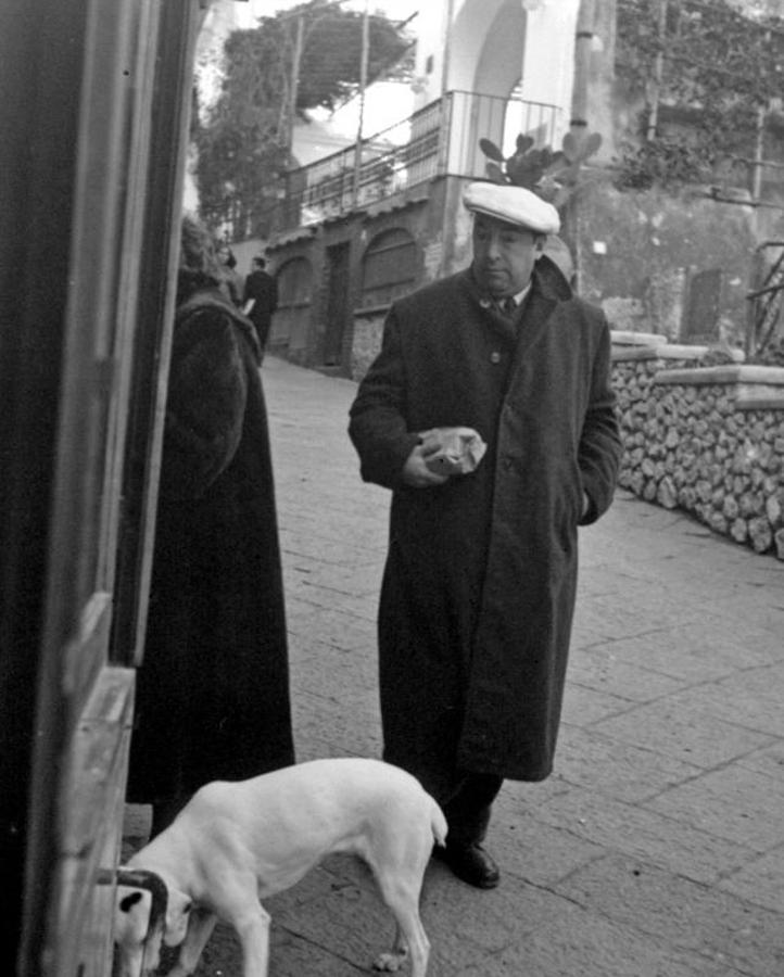 Pablo Neruda durante un viaje a Capri, Italia. 