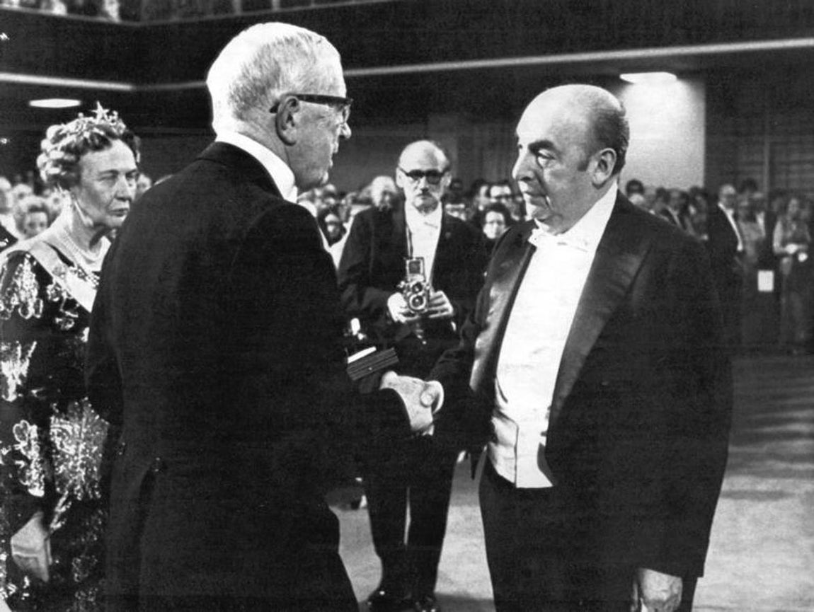 El rey de Suecia otorga el Premio Nobel de Literatura a Pablo Neruda. 