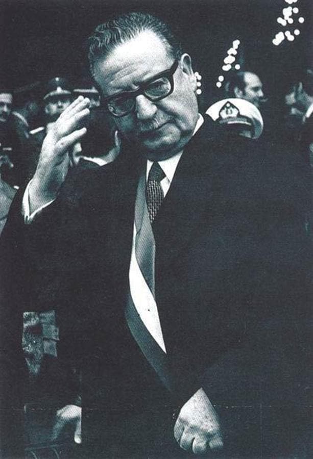 El presidente Allende saludando con gesto militar. 