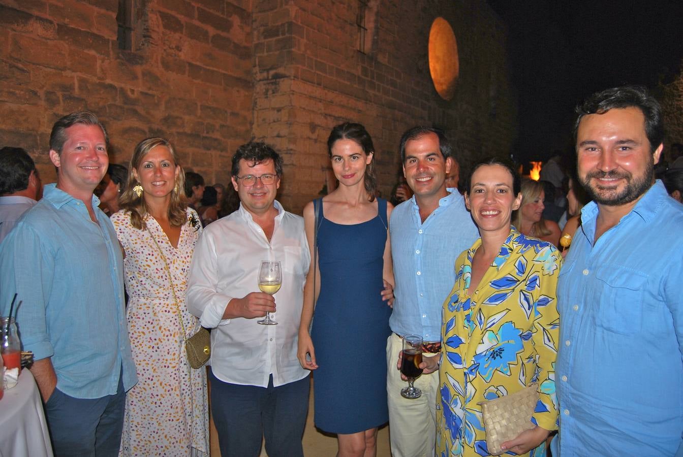 Alejandro Allende, Soledad Bellas, Edgar Mayoral, Patricia Torrón, Lucas Allende Beatriz Soto y Yago Romero de Clavel. 