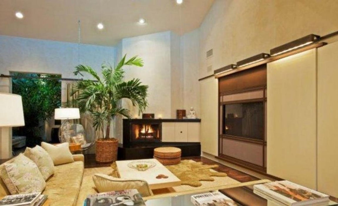 Estilo Californiano. En la vivienda predomina el estilo de la zona. Paredes blancas y habitaciones diáfanas de aspecto minimalista, recuerda a las construcciones típicas de los Ángeles de los años 40. Tiene muchas zonas actistaladas, claraboyas en el techo, decoración en madera y plantas tropicales