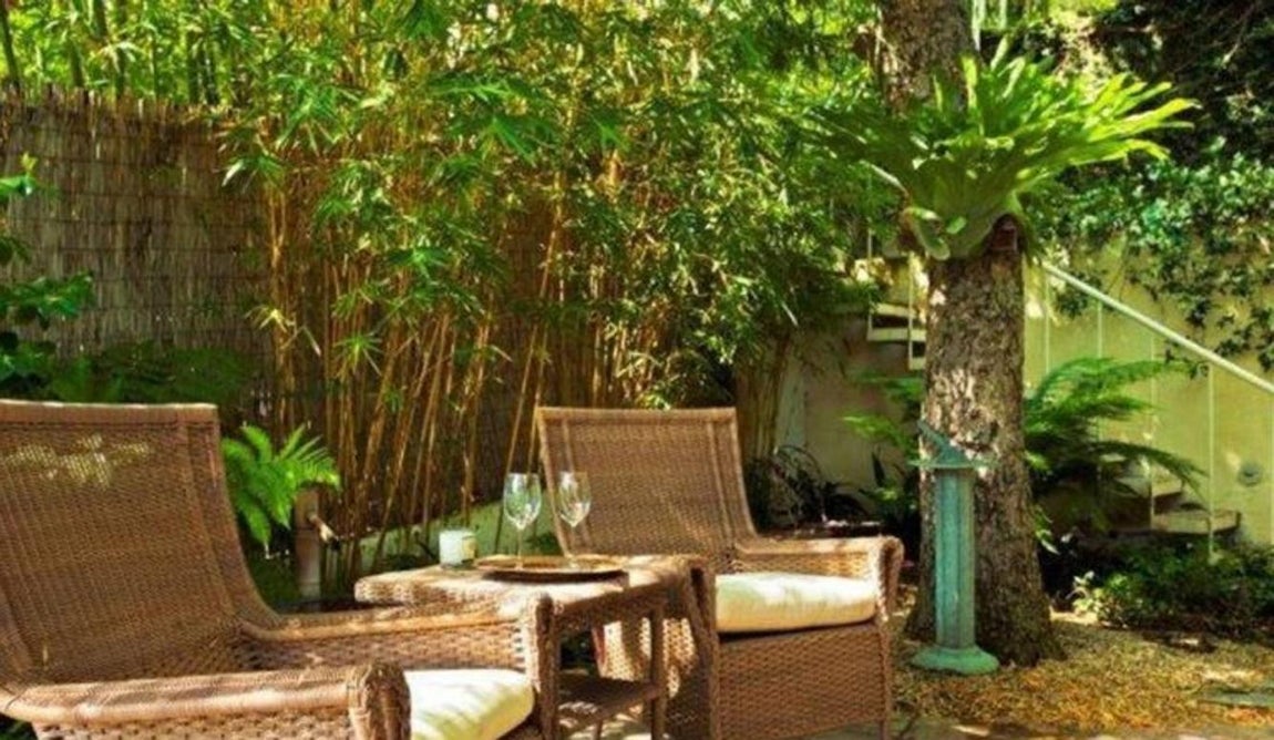 Jardín. Tiene un coqueto jardín exterior con piscina de piedra, perfecto para eventos al aire libre. Casi todas las viviendas de la zona tienen zonas similares, y casi todos los vecinos del lugar se dedican al espectáculo