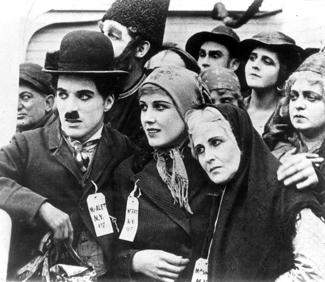 Escena de «El Inmigrante» con Chaplin junto a Edna Purviante. 