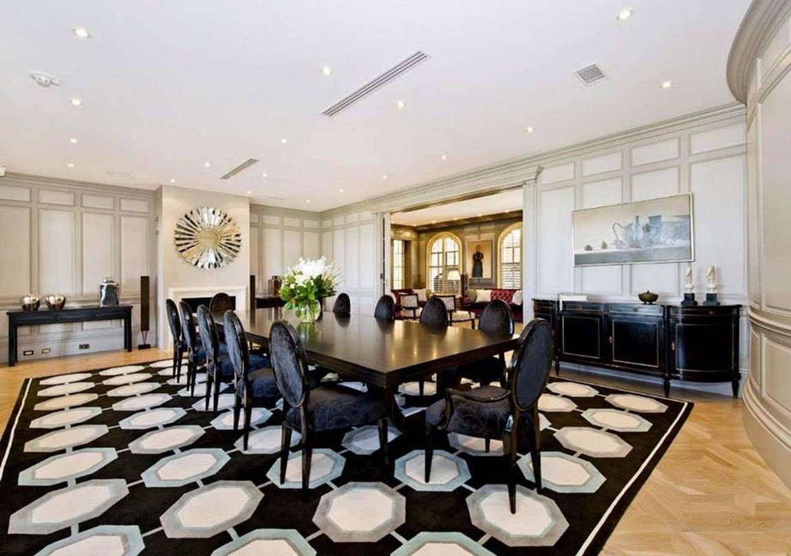 Villa del Mare. La decoración es ágil, aunque elegante. Se perfila con elementos desenfadados que rompen la suntuosidad de su estilo clásico. Los acabados de la vivienda son de primeras calidades y el mobiliario contiene piezas de históricas firmas de lujo