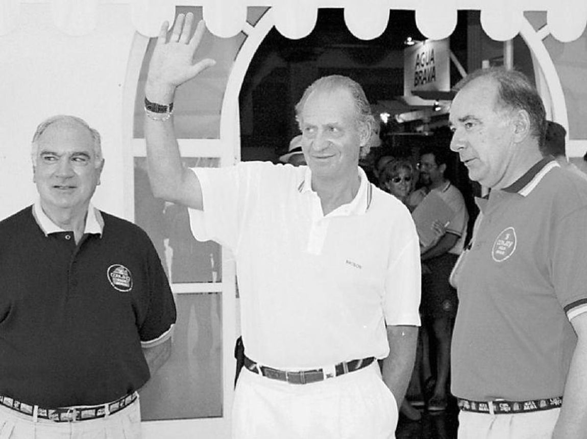 El Rey saluda en Palma en la XVI Copa del Rey de Vela. 