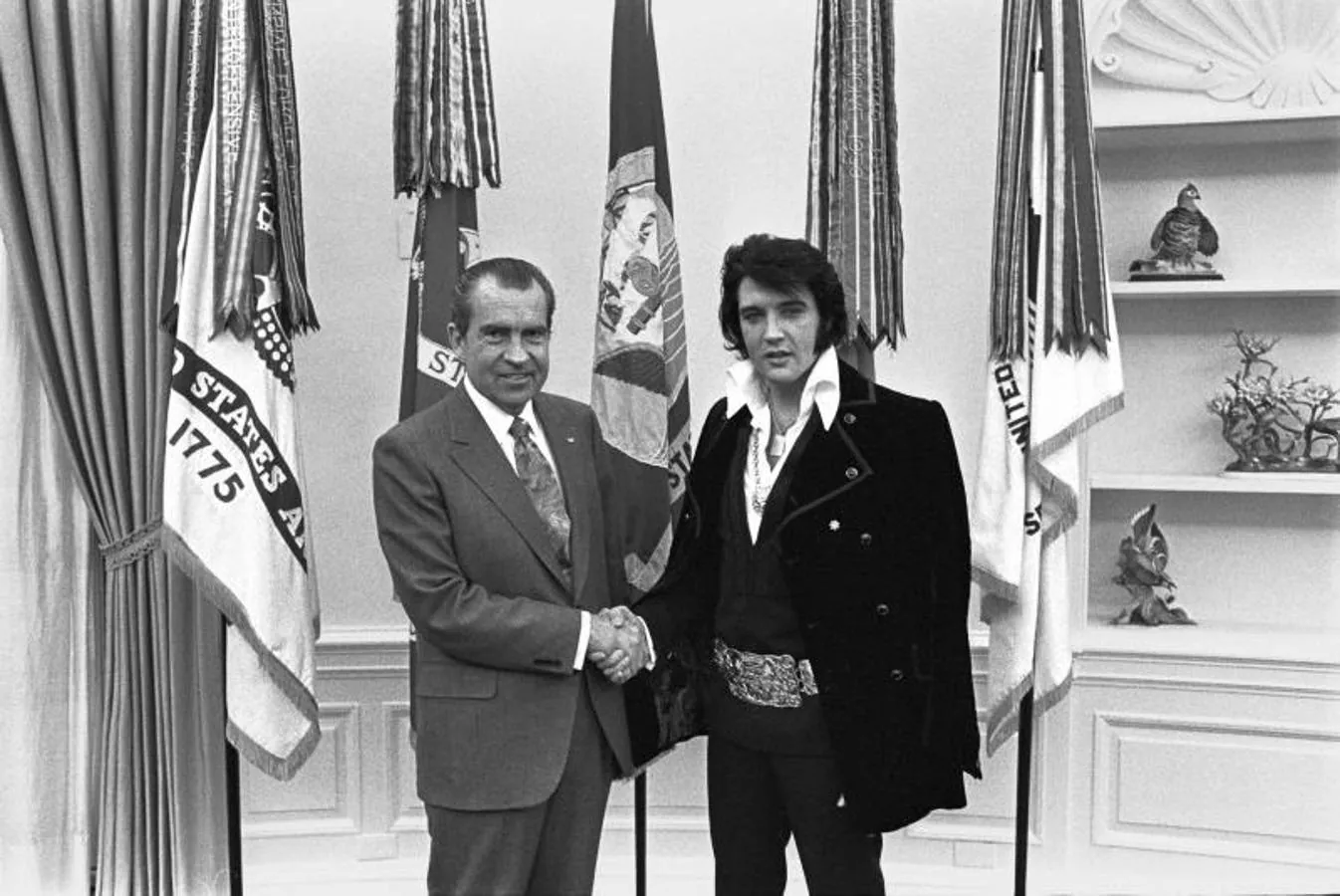 El presidente Nixon recibe en la Casa Blanca a Elvis Presley. 