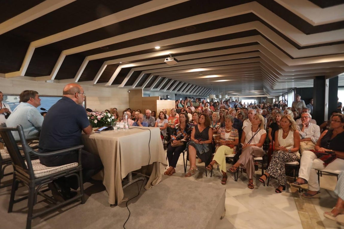 Conferencia de Ángel Expósito en el Club El Buzo