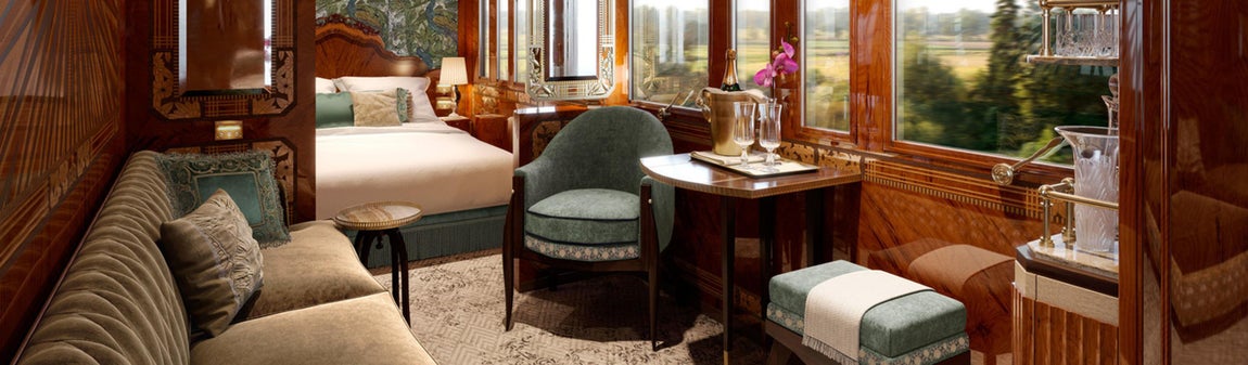 Orient Express. De hecho, este tren figura en el primer puesto de la lista de los trenes favoritos por los súper, que se engloba en el informe «Global Whealth Migration Review 2017».Este famosísimo medio de transporte continúa manteniendo el glamour que lo caracteriza y la esencia de los años 20, cuando el tren era el medio de transporte más común entre la aristocracia y la jet set. En concreto, el Venice Simplon-Orient-Express, ha sido rehabilitado y cuenta con tres vagones restaurantes de aquella época, de estilo Art Decó, un amplio vagón bar y varios compartimentos y suites que durante el día son cómodos salones y, por la noche, se transforman en dormitorio