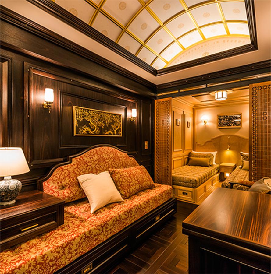 Seven Stars. Y es que los pasajeros esperan la llegada de los convoyes en el «Kinsei Lounge», un espacio en la estación con su propio servicio de bebidas y dulces, así como un pianista. Una vez dentro, el vagón «Blue Moon» es el lugar perfecto para interactuar con otros pasajeros, disfrutar de las vistas o, por la noche, tomar una copa mientras se disfruta de actuaciones en directo. Para comer, se encuentra el vagón Júpiter, donde se ofrecen platos gourmet de la gastronomía local