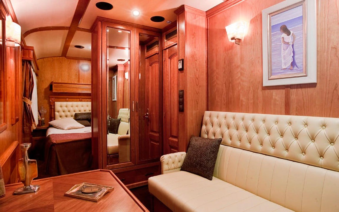 Transcantábrico Gran lujo. Durante los ocho días y siete noches que dura el itinerario, podrán disfrutar de la mejor gastronomía de la zona (pescados, fabadas, cocido montañés, postres típicos, etc.) tanto a bordo como en los restaurantes más prestigiosos de los lugares en los que el tren realice paradas. Y no son pocos: Ferrol, Viveiro, Ribadeo, Luarca, Candás, Gijón, Oviedo, Covadonga, Ribadesella, Llanes, Potes, Cabezón, Santillana, Santander y Bilbao