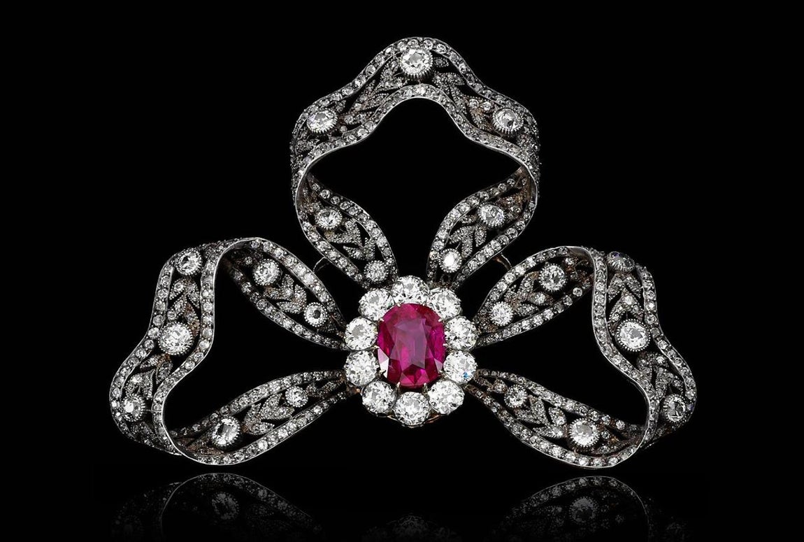 Broche de rubíes y diamantes. El archiduque de Austria le regaló este broche a Mariana de Austria por el nacimiento de Carlos II en 1905. La pieza tiene un peso de 6.89 quilates