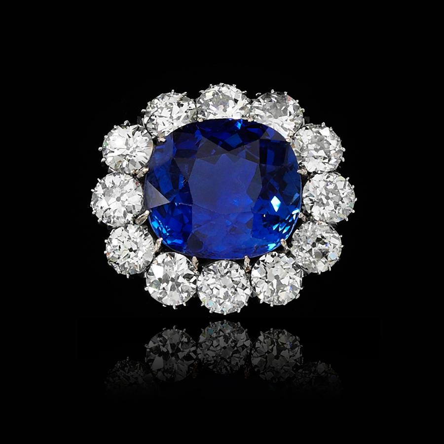 Broche de zafiro y diamantes. Isabel de Croÿ se lo regaló a Mariana de Austria en su boda con Felipe IV, pesa 13,7 quilates