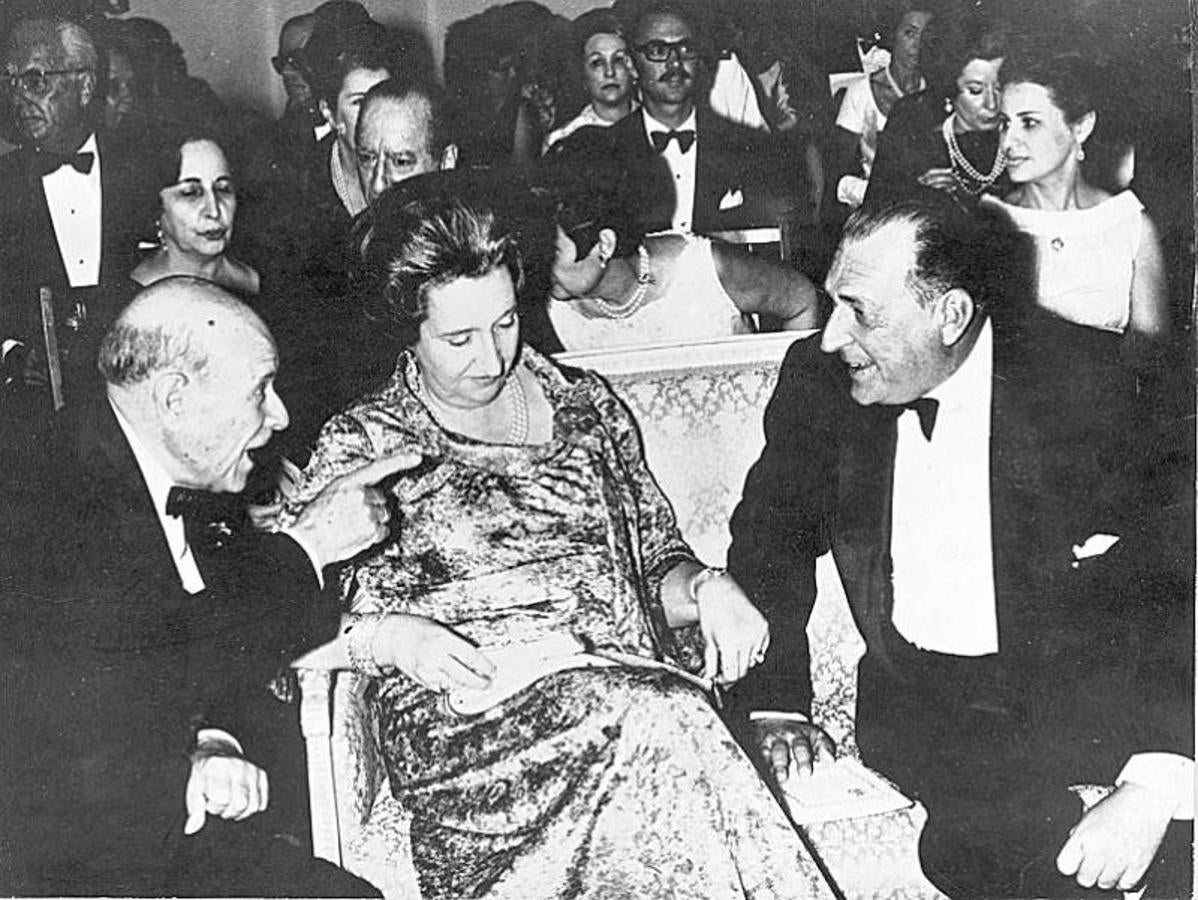 Don Juan de Borbón junto con María de las Mercedes y Pau Casals. 