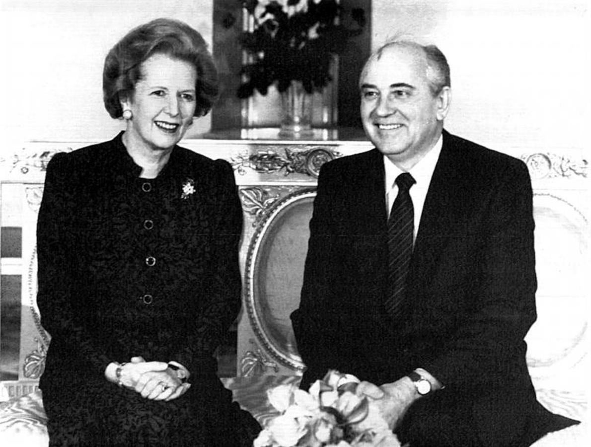 Mijail Gorbachov, último presidente de la URSS, recibe a Margaret Thatcher. 