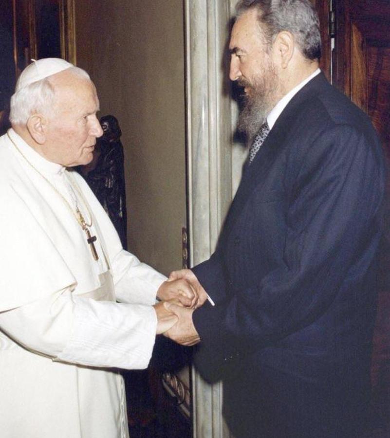 El Papa recibe a Fidel Castro en una visita del presidente cubano al Vaticano. 