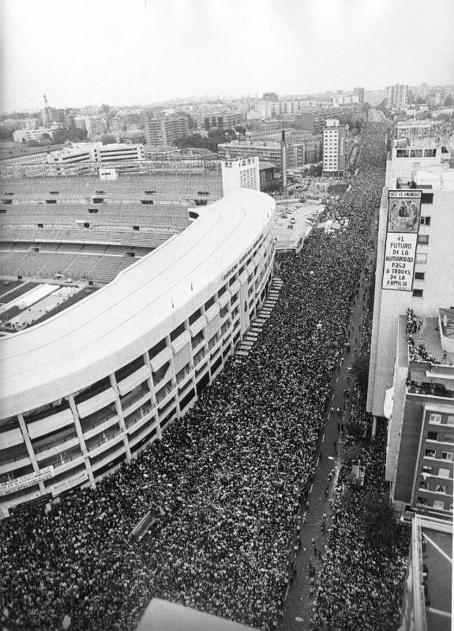 El estadio Santiago Bernabéu y la Castellana durante la visita de San Juan Pablo II a Madrid. 