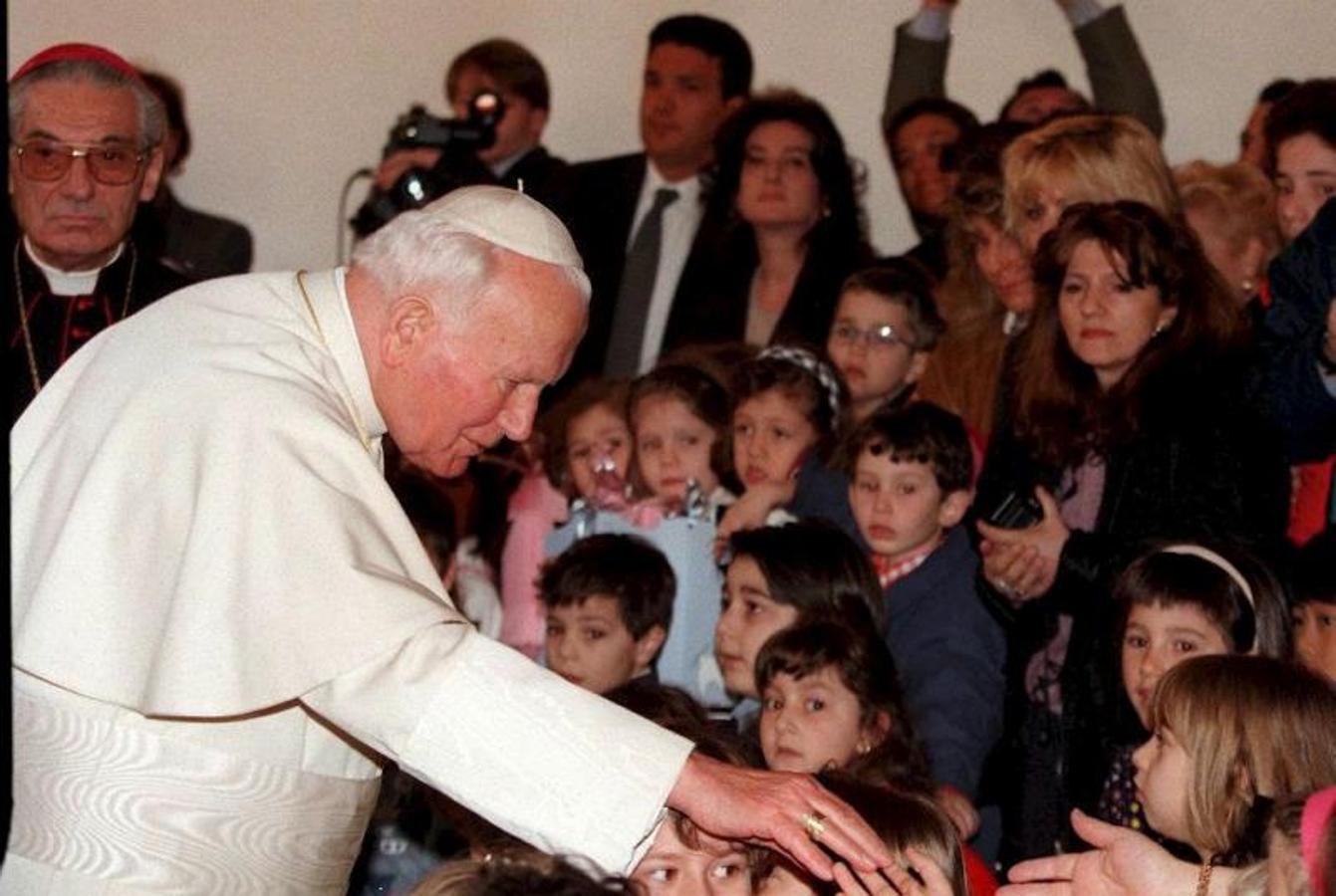 El Santo Padre saluda a unos niños en una iglesia de Roma. 