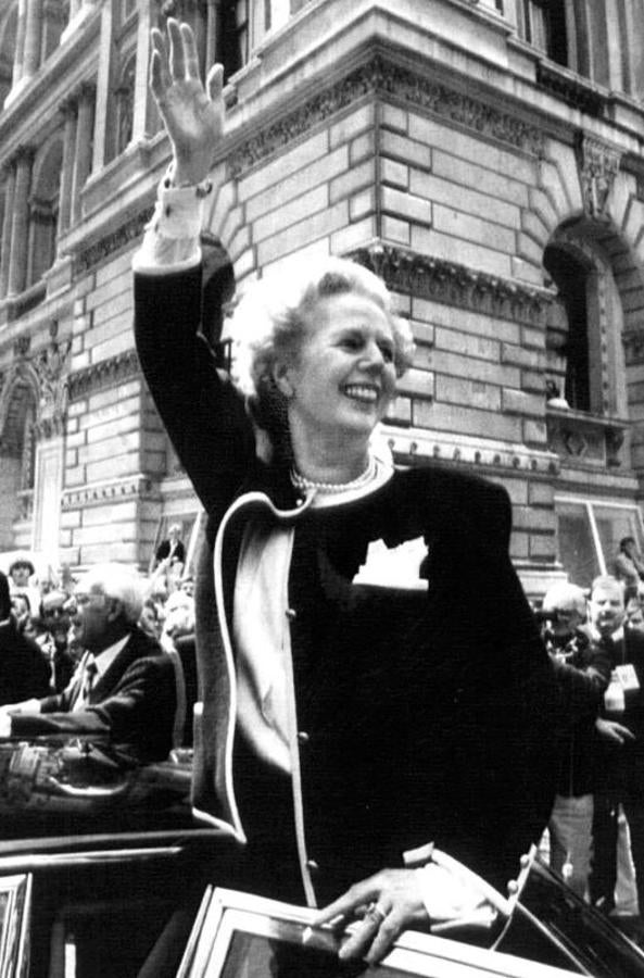 Thatcher saluda en la calle tras su tercera victoria consecutiva en las elecciones de Reino Unido. 