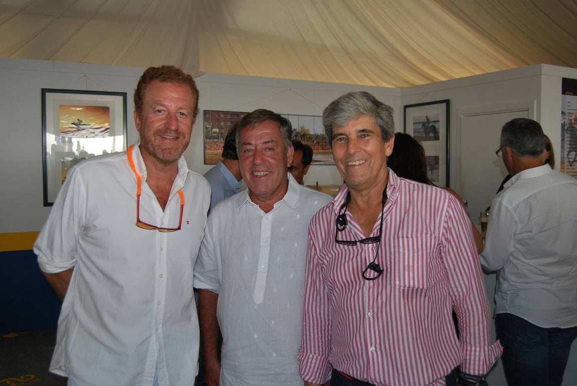 Manuel Otero, José Ignacio Bidón (cónsul de Filipinas) y Fernando García. 