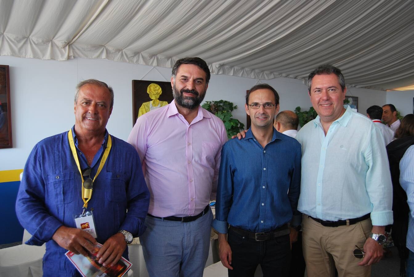 Rafael Hidalgo (Presidente de la Sociedad de Carreras de Sanlúcar), Francisco Javier Fernández (consejero de turismo de la Junta de Andalucía), Víctor Mora (alcalde de Sanlúcar) y Juan Espadas (alcalde de Sevilla). 