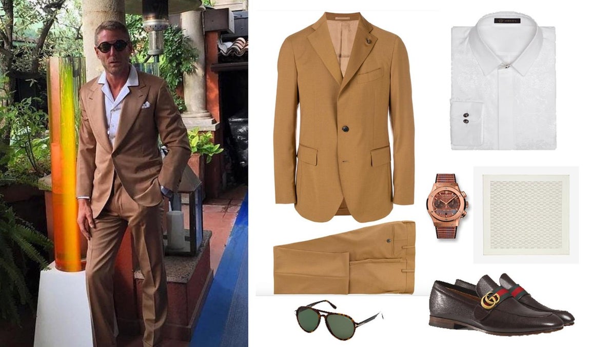 Look de Lapo Elkann para ir a la oficina en verano. El empresario italiano, conocido como “el millonario indomable”, no tiene miedo a romper los códigos y sabe muy bien cómo anticiparse a las tendencias. Por eso, nos hemos fijado en él para proponerte este look compuesto por un traje en mezcla de lana y algodón de color camel de Gabriele Asini (Precio: 520 euros) que seguramente él combinaría con una camisa blanca con detalles barrocos bordados como ésta de Versace (Precio: 630 euros), unos mocasines de piel de Gucci (Precio: 595 euros), un reloj cronógrafo dorado con correa en Príncipe de Gales, de Hublot (CPV); y un pañuelo de bolsillo de Hermes (Precio: 130 euros).