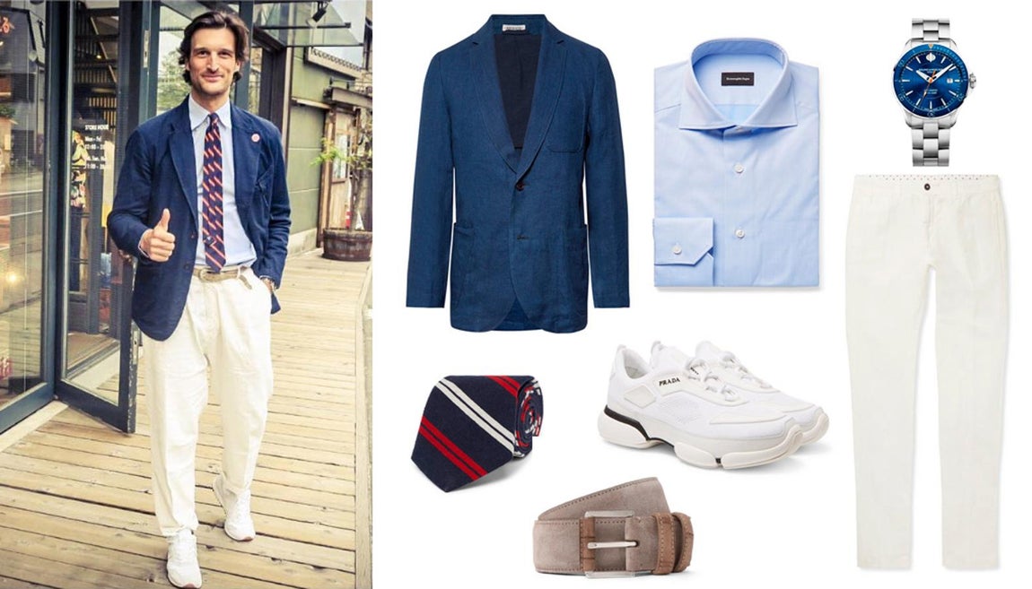 Look de Rafa Medina para ir a la oficina en verano. Considerado uno de los hombres más elegantes de nuestro país, el hecho de haber fundado una firma como Scalpers y haber fichado después como creativo para la línea de sastrería de Massimo Dutti dice mucho. Tanto es así que es imposible no recurrir a él a la hora de inspirarse delante del armario. Aunque siempre es habitual verle lucir traje de forma impecable, para el verano propone algo más relajado como es combinar una blazer de lino desestructurada en azul marino como esta de Blue Blue Japan (Precio: 425 euros) con unos pantalones color hielo de Massimo Alba (Precio: 240 euros), una camisa de algodón de Ermenegildo Zegna (Precio: 225 euros) y una corbata estilo preppy de Polo Ralph Laure (Precio: 120 euros). Como complementos, añádele un cinturón de Loro Piana (Precio: 600 euros), un reloj Clifton Club 10378 de 42 mm de Baume et Mercier (CPV) y unas zapatillas en caso de ser ‘casual friday’ como estas de Prada (Precio: 590 euros).