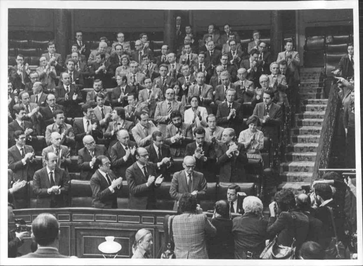 El Congreso, en pie, aplaude al líder de UCD tras ser elegido primer Presidente de España. 