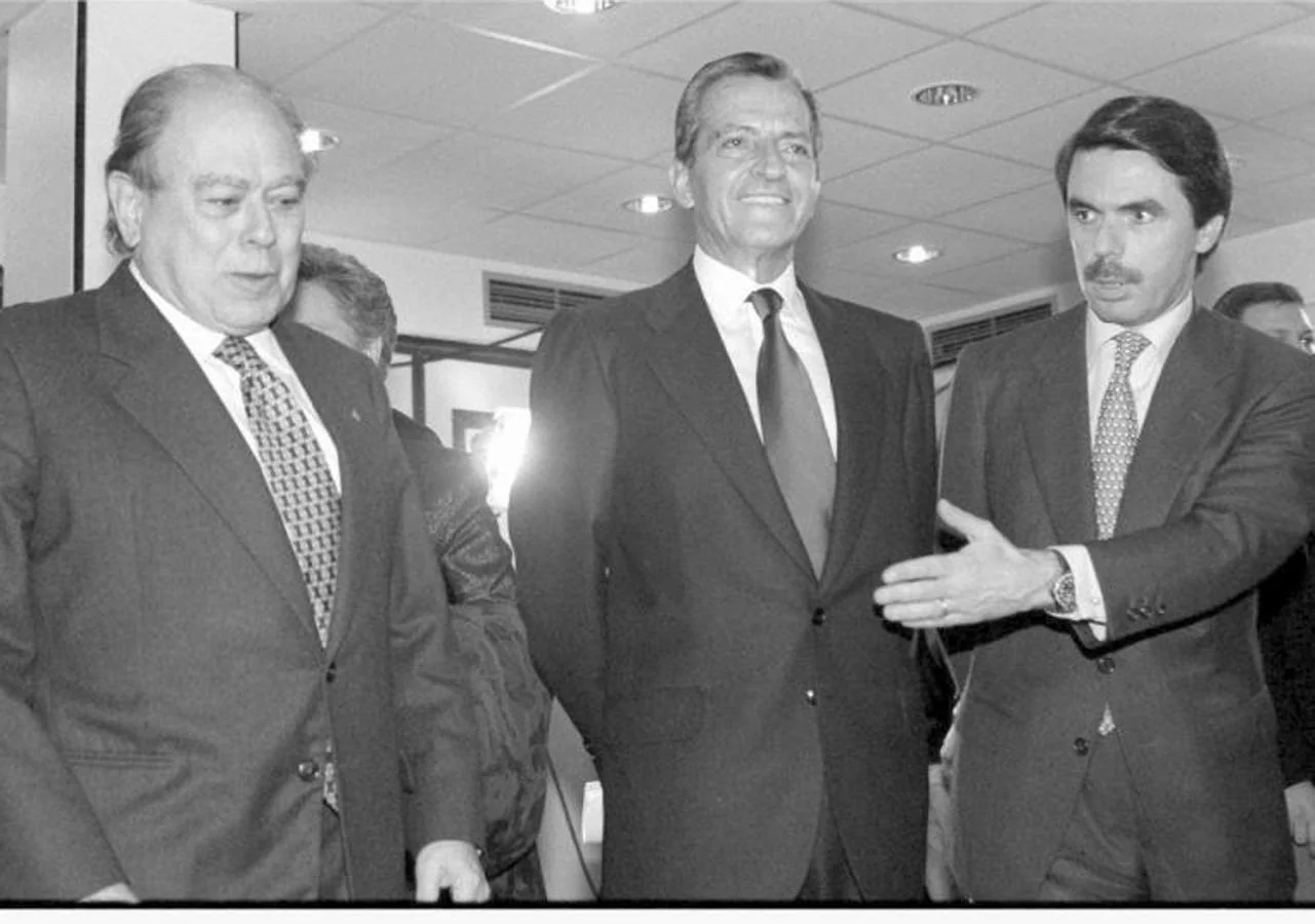 Adolfo Suárez junto a Jordi Pujol y José María Aznar. 