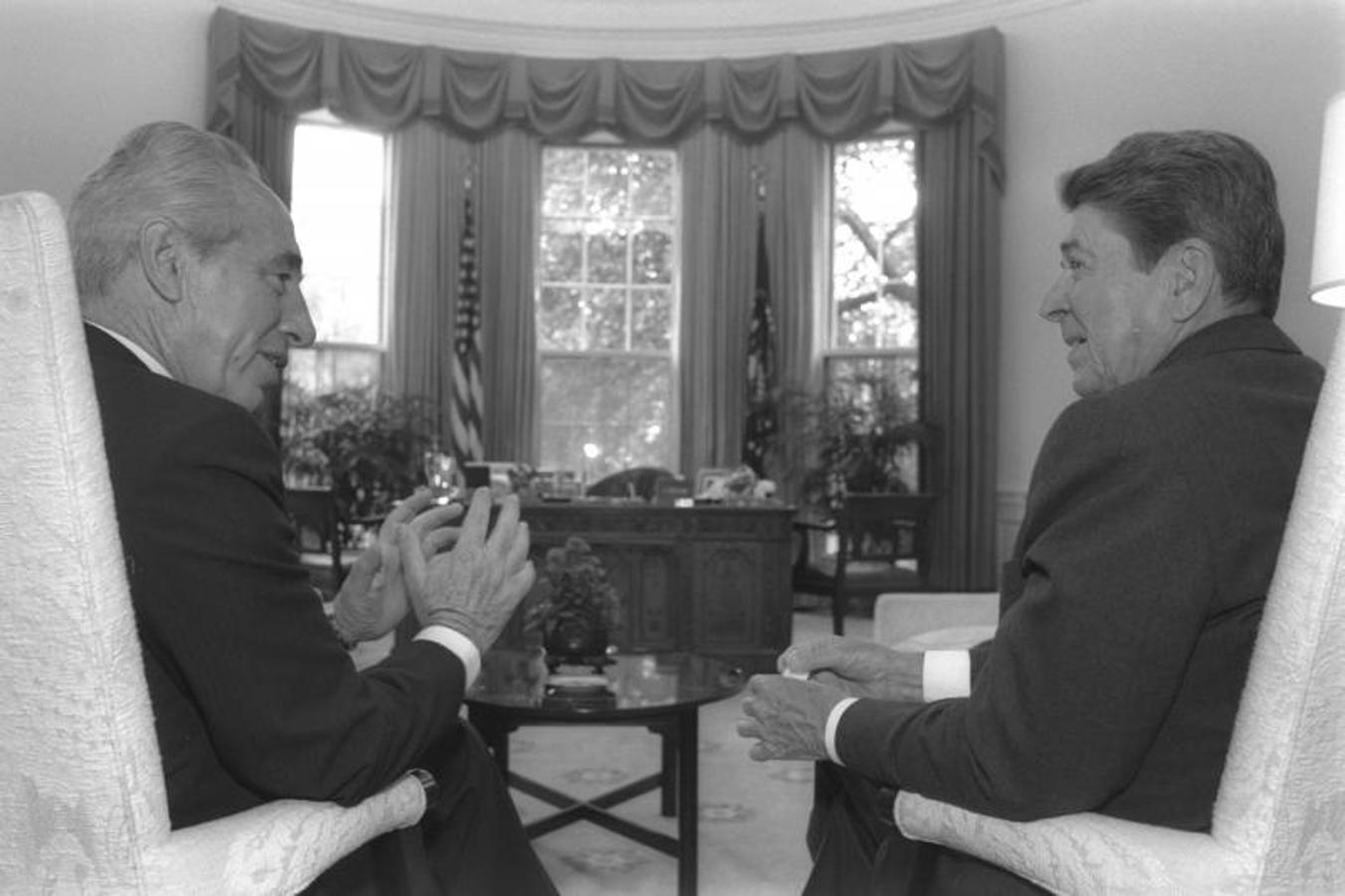 El primer ministro de Israel, Simón Perés, reunido con Ronald Reagan. 