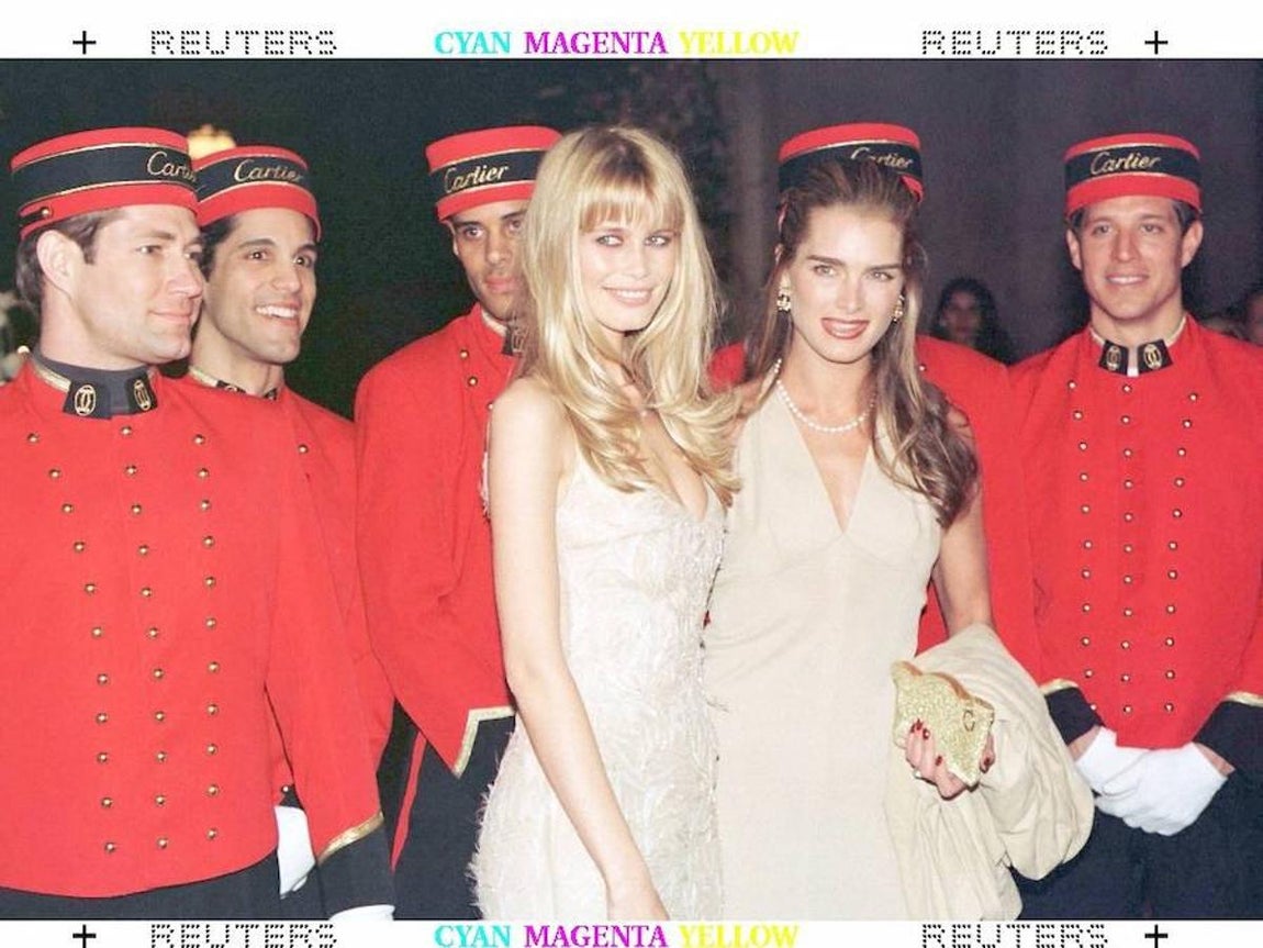 Una belleza que la llevó a cualquier parte del mundo. Claudia Schiffer y Brooke Shields rodeadas de "chicosCartier" a su llegada a la exposición "Cartier: 1900 1939" en conmemoración de los 150 años de la firma de joyas en el museo Metropolitano de Nueva York