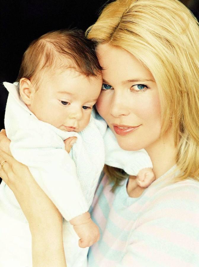 Una Schiffer orgullosa posa con su hijo. con su hijo Caspar de cuatro meses y medio posó para una revista británica en 2003