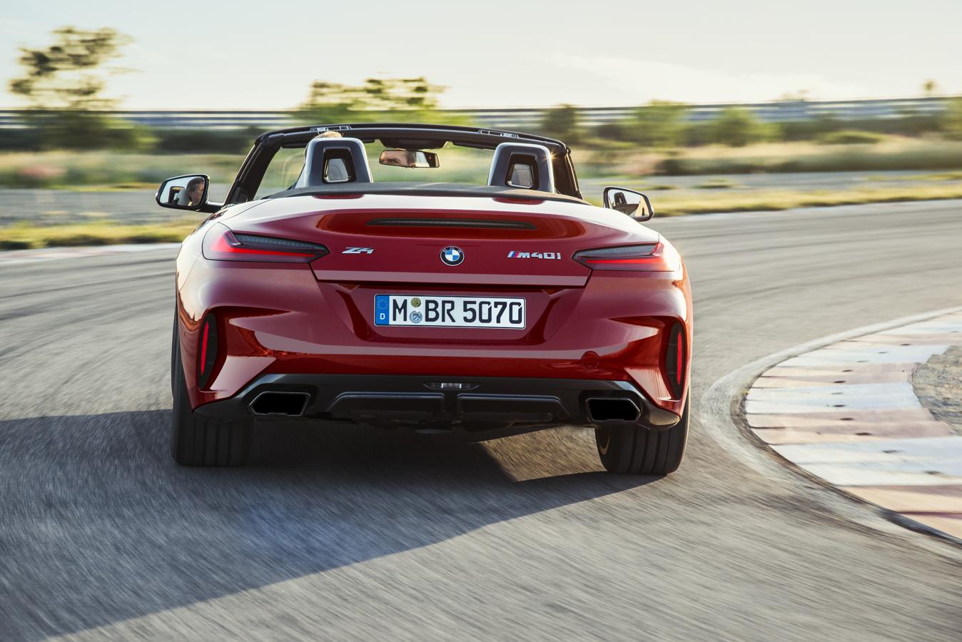 6- BMW Z4. Monta un potente motor de seis cilindros de 340 CV, y una suspensión deportiva con amortiguadores controlados electrónicamente, sistema de frenado M Sport y un diferencial M Sport controlado electrónicamente en el eje trasero