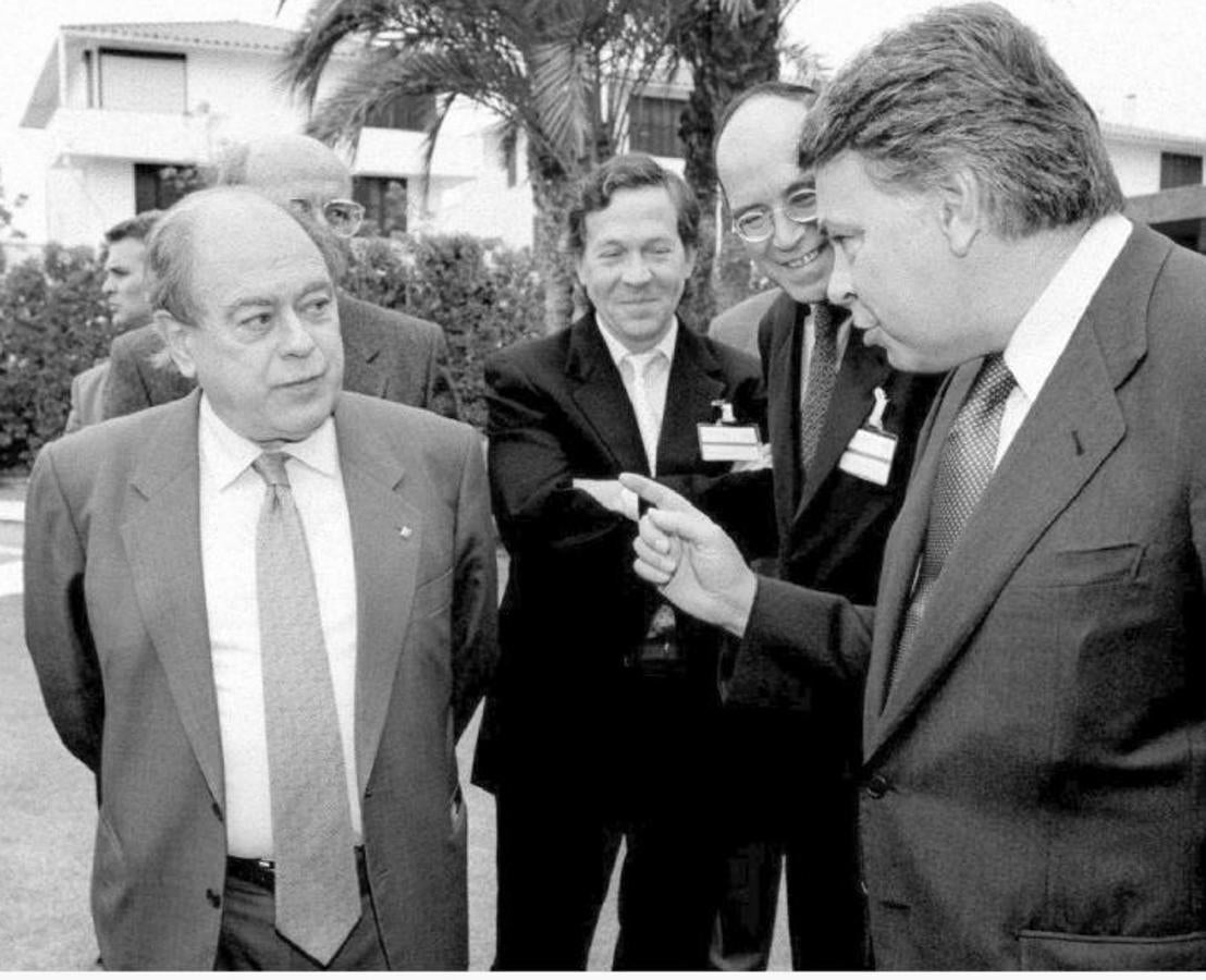Jordi Pujol atiende a los comentarios de Felipe González en un encuentro. 