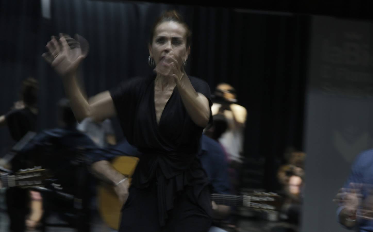 En imágenes, el ensayo de Isabel Bayón para la XX Bienal de Flamenco