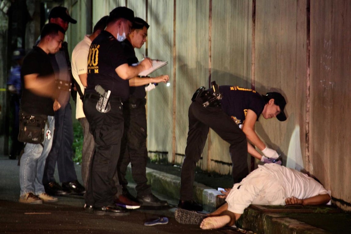 Los agentes de la unidad SOCO (Scene of Crime Operations) son los primeros en acudir a la escena del crimen para recoger pruebas e investigar el caso, pero la mayoría de los asesinatos quedan impunes. 