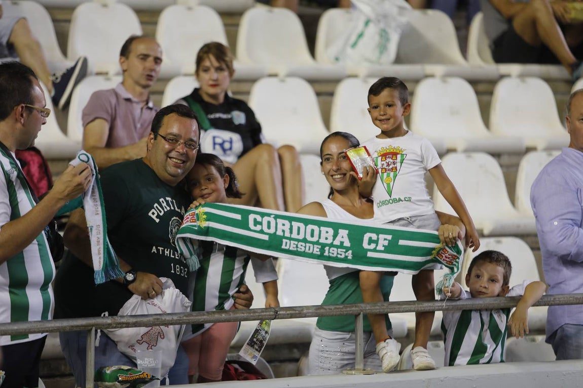 El ambiente de las gradas del Córdoba-Oviedo