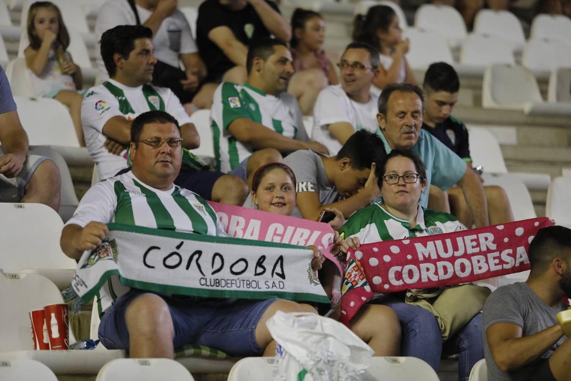 El ambiente de las gradas del Córdoba-Oviedo