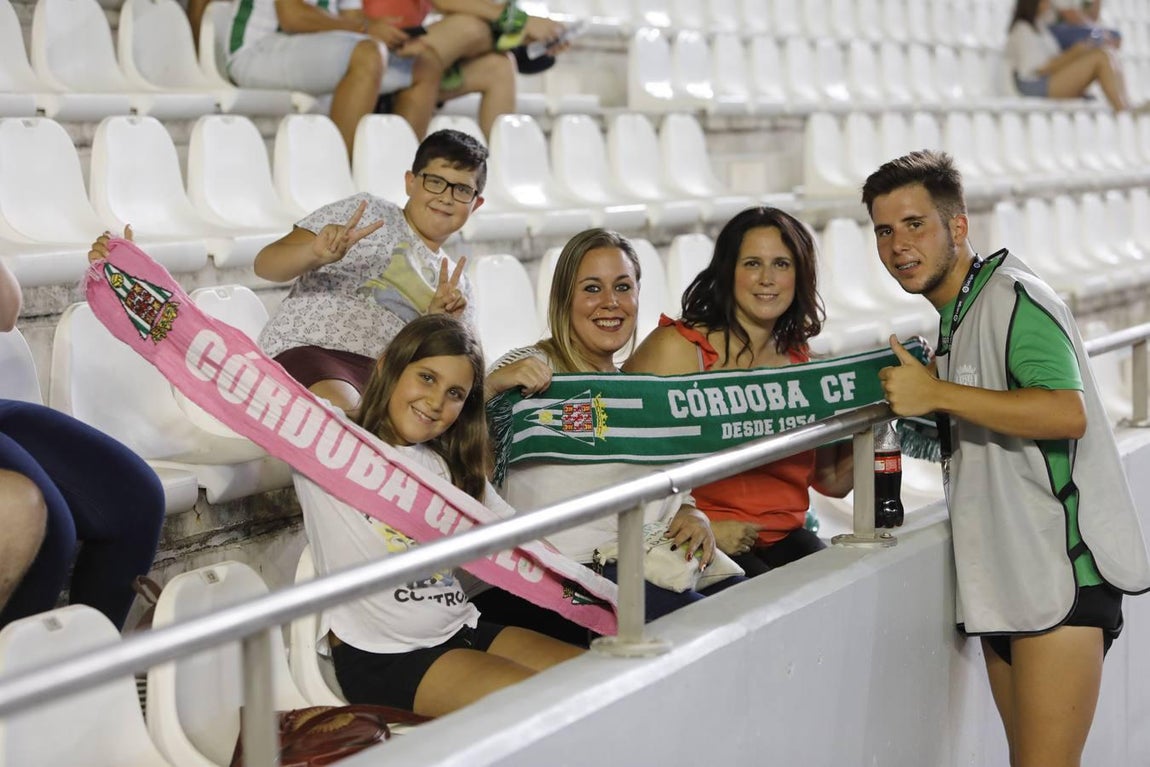 El ambiente de las gradas del Córdoba-Oviedo