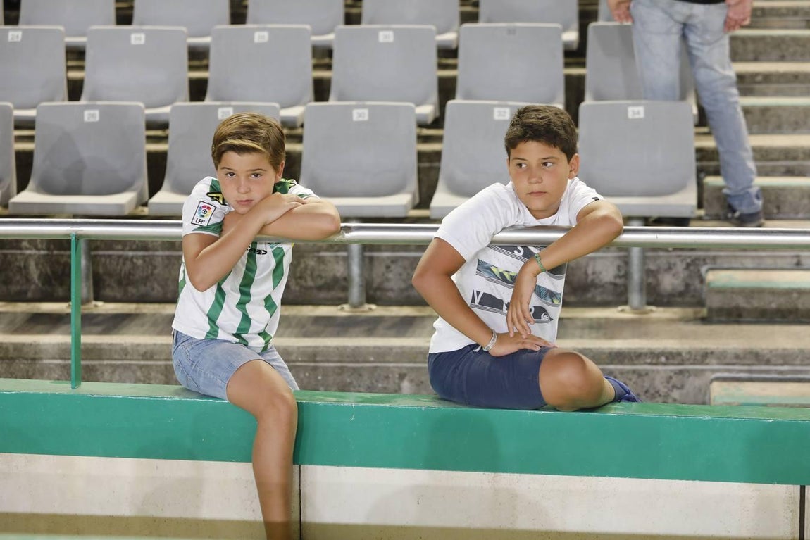El ambiente de las gradas del Córdoba-Oviedo