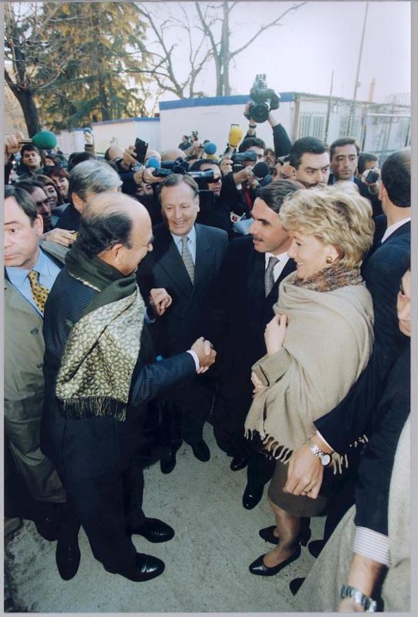 Emilio Botín saluda a José María Aznar y a Esperanza Aguirre. 