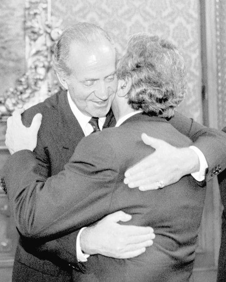 Abrazo entre el Rey emérito don Juan Carlos y el tenor Plácido Domingo. 