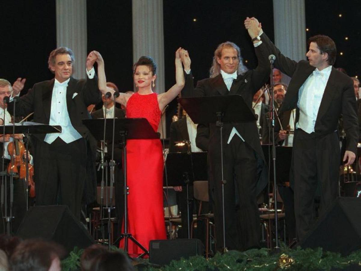 Plácido Domingo junto a los artistas Michael Bolton y Ying Huang. 