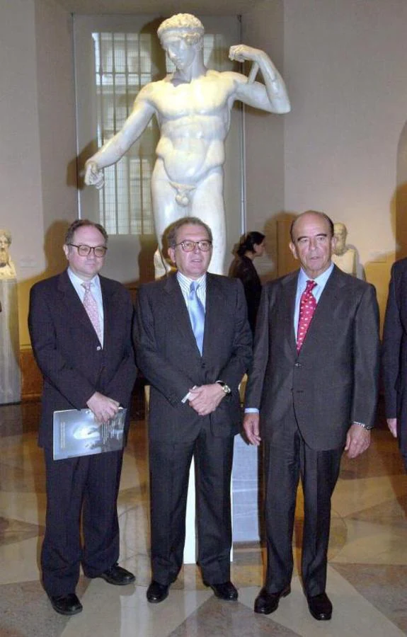Botín posa junto a una de las catorce esculturas del Museo del Prado restauradas con ayuda del Santander. 
