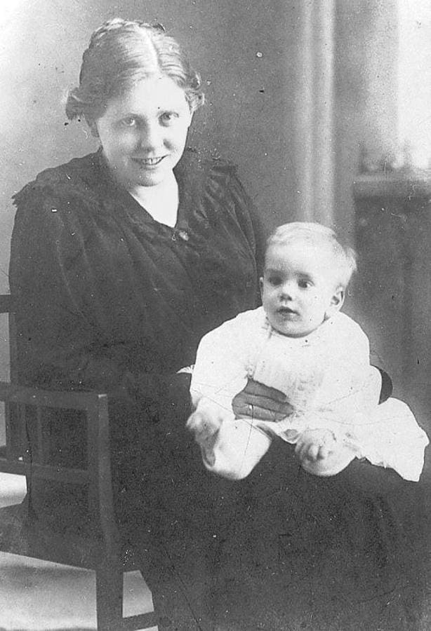Cela junto a su madre en 1916. 