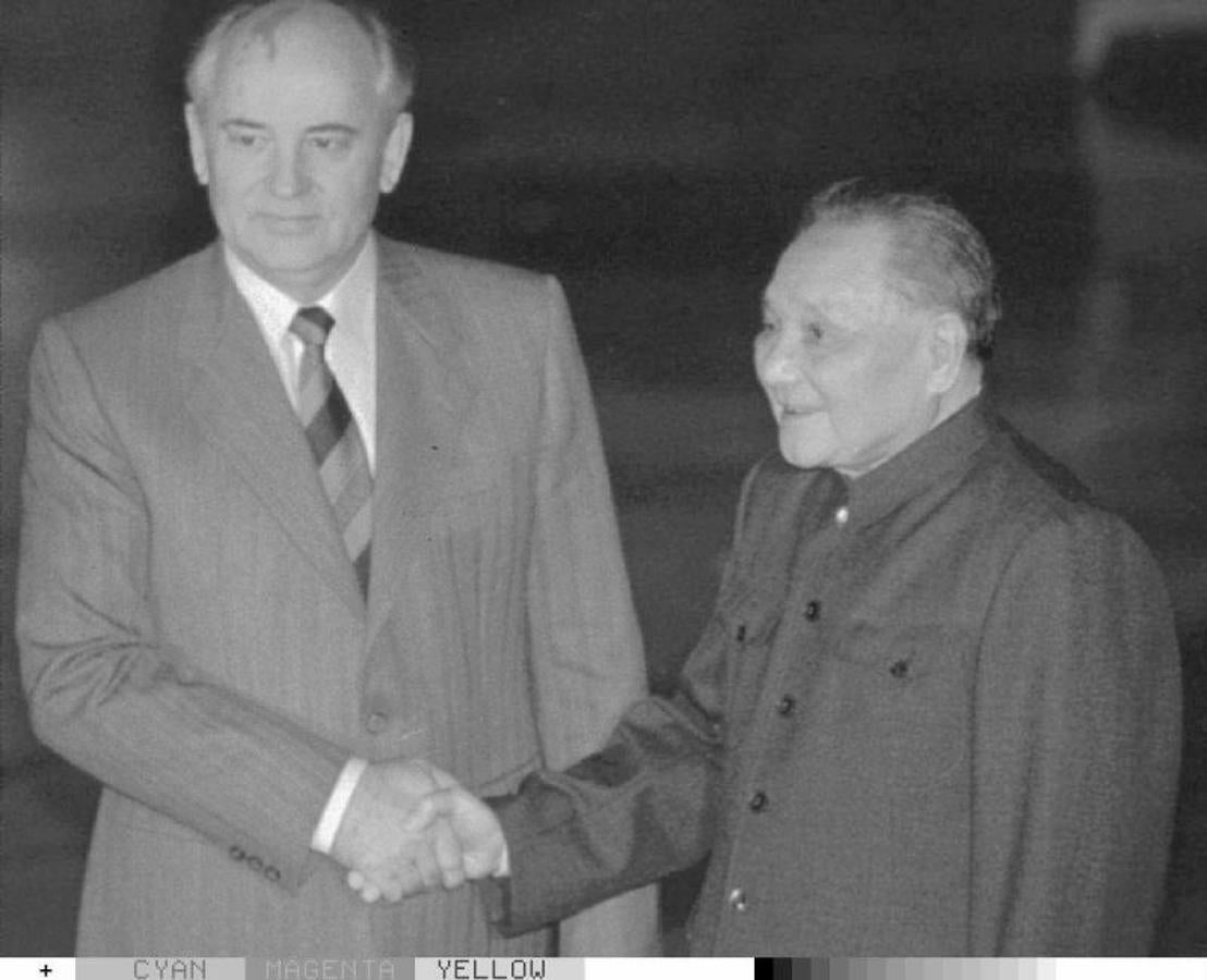 Gorbachov junto con Den Xiaoping, presidente de la República China desde 1978. 