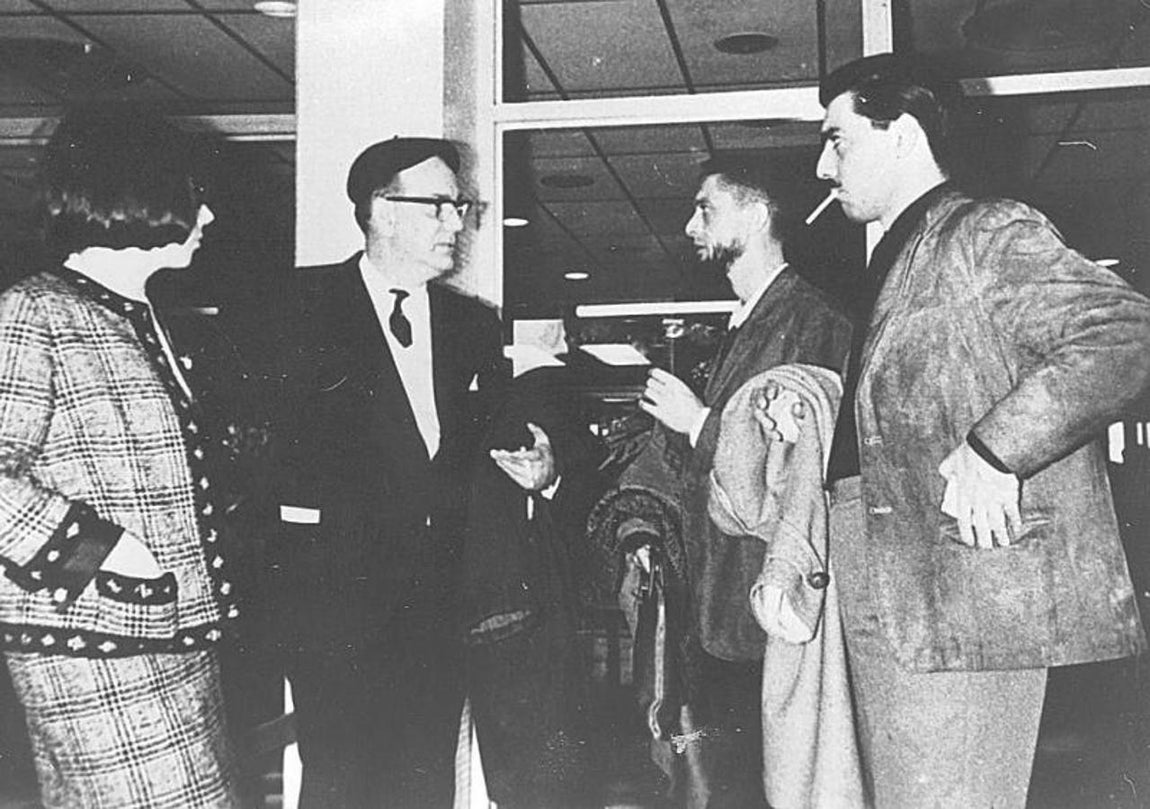 Carlos Barral y Vargas Llosa junto a Cela en Cuba. 