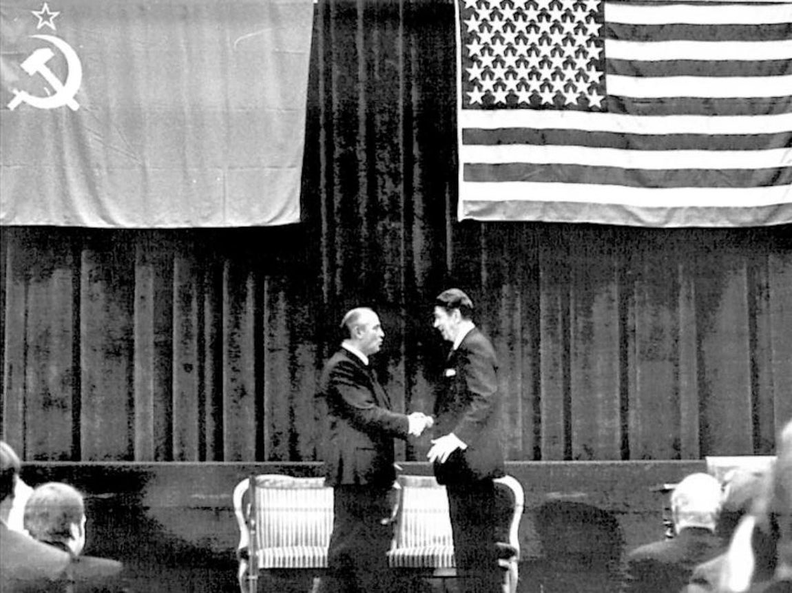 Conferencia de Desarme en Ginebra en el año 1985 protagonizada por Gorbachov y Reagan. 