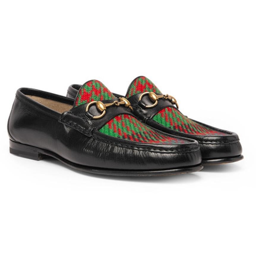 Mocasines de Gucci. Gucci lleva su personalidad al extremo en cada prenda y los mocasines son un lienzo perfecto para lucirse. Este diseño Roos no es el más arriesgado de los que propone la firma italiana, pero equilibra muy bien la originalidad de Gucci con un punto clásico. Están fabricados en cuero negro brillante y acabados con palas de tweed brillante. Precio: 595 euros.