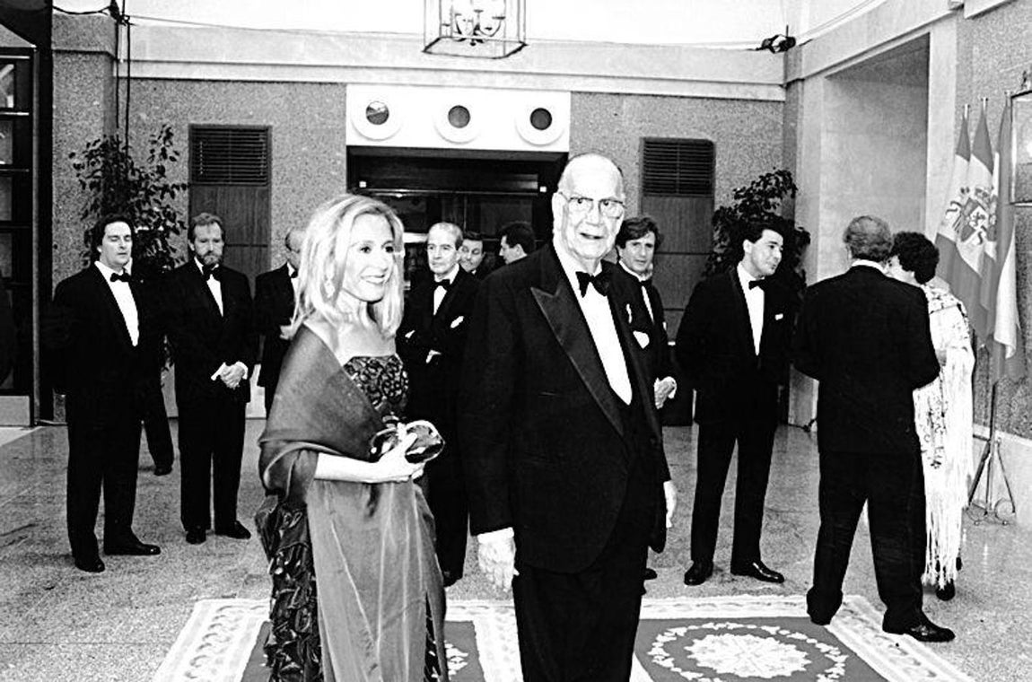 Cela junto a su mujer en la inauguración del Teatro Real. 